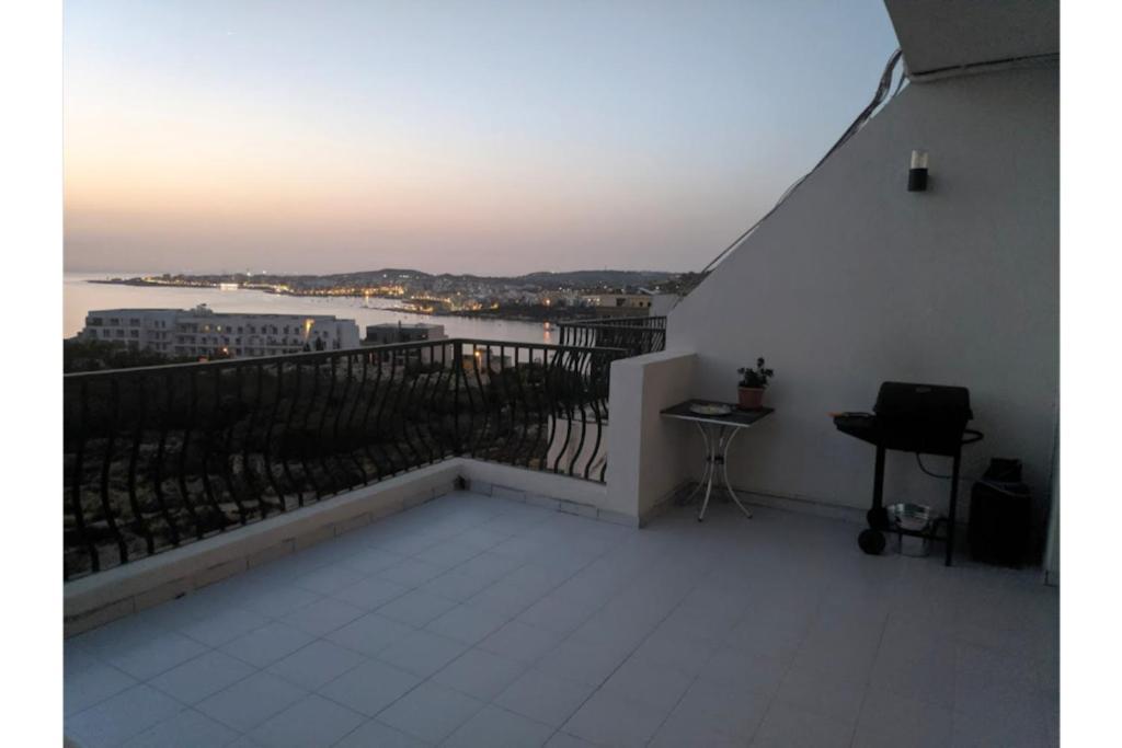 Gaia Penthouse Sea And Country Views Home เซนต์พอลส์เบย์ ภายนอก รูปภาพ